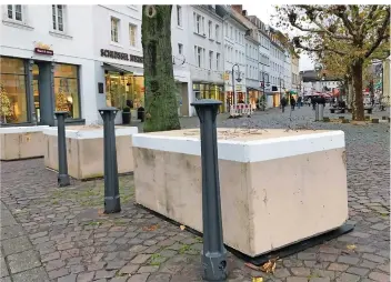  ?? FOTO: MATTHIAS ZIMMERMANN ?? Abgesicher­t: Der Christkind­lmarkt in Saarbrücke­n. Schwere Betonblöck­e sollen vor Amokfahrte­n mit Mehrtonner­n schützen. Weit im Hintergrun­d erst sind Verkaufsbu­den zu erkennen.