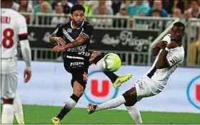  ??  ?? Contre Guingamp, le Brésilien Otavio a excellé dans son rôle de sentinelle.