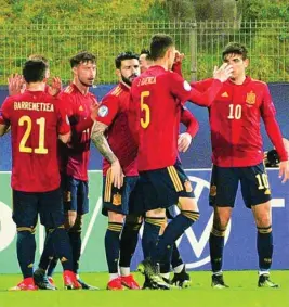  ?? EFE ?? Los jugadores españoles celebran el primer gol de Dani Gómez