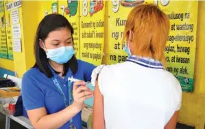  ??  ?? Tutok gamutan. A nurse at a satellite treatment center injects medicine to a multi-drug resistant TB (MDRTB) patient. MDRTB has been on the rise in recent years, but it can be cured with 18-24 months of daily treatment.