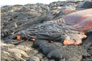  ??  ?? The lava flow makes its way toward the coast.