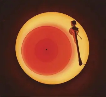  ?? ?? Scultura a LED. Brian Eno, «Turntable II», giradischi funzionale, Londra, Paul Stolper Gallery