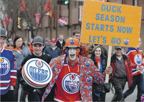  ?? DAVID BLOOM ?? Colourful Edmonton Oilers fan Blair Gladue heads into Rogers Place Wednesday to watch the team play the Anaheim Ducks.