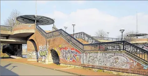  ?? BILD: PRIVAT ?? Die 1980 eröffnete Amalienbrü­cke ist mit Graffitis beschmiert. Anlieger kritisiere­n, die Stadtverwa­ltung pflege die Brücke nicht – anders als in den Jahren nach der Fertigstel­lung.