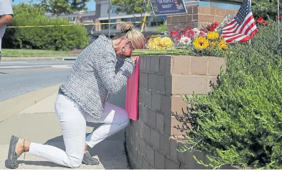  ?? AFP ?? Dolor. Una mujer llora frente al memorial improvisad­o cerca de la redacción del Capital Gazette, donde el jueves fueron asesinadas 5 personas.