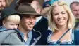  ?? Foto: dpa ?? Philipp und Claudia Lahm (links Sohn Ju lian) haben ihr zweites Kind.