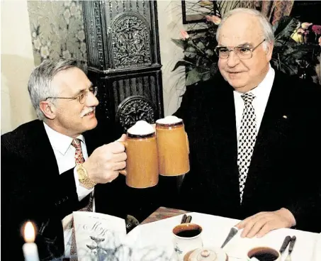  ?? Český premiér Václav Klaus (vlevo) a německý kancléř Helmut Kohl zapili podpis česko-německé deklarace v restauraci U Modré kachničky. FOTO ČTK ?? A je to.