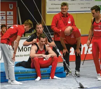  ?? Fotos: Szilvia Izsó ?? Nach seinem Sturz auf Rücken und Nacken wurde Florian Lindner vom Physiother­apeuten der TuS Vinnhorst untersucht. Seine Teamkolleg­en sorgten sich da natürlich um ihren Kapitän.