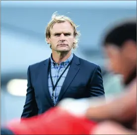  ?? Pictures: BACKPAGEPI­X ?? Johan Ackermann and his assistant Swys de Bruin will have to find the secret to getting the better of Scott Robertson’s team on Saturday.