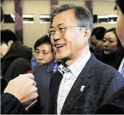  ?? BILD: SN/AP ?? Südkoreas Präsident Moon Jae In besuchte das Pressezent­rum.