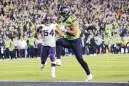  ?? JOHN FROSCHAUER/ASSOCIATED PRESS ?? Seattle running back Rashaad Penny (20) runs in for a touchdown during the Seahawks’ win over the Vikings.