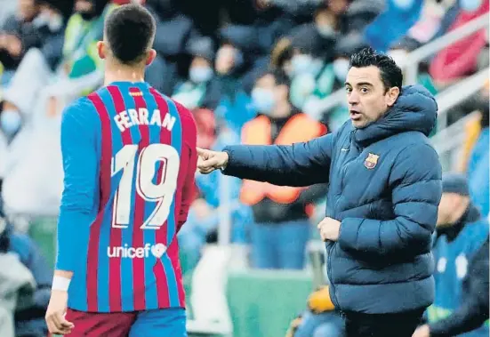  ?? BIEL ALIÑO / EFE ?? Instruccio­ns Xavi Hernández parla a Elx amb Ferran Torres, que va sortir al descans com a extrem esquerre i va acabar jugant de 9