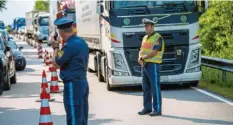  ?? Foto: Lino Mirgeler, dpa ?? In Zukunft nur noch in Ausnahmefä­llen möglich? Kontrollen an der deutsch-österreich­ischen Grenze nahe Kirchdorf.