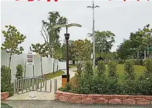  ??  ?? ▲河畔公園靠近噴水池的­走道雖被封鎖，但民眾依然可以使用公­園設施。