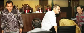  ?? IMAM HUSEIN/JAWA POS ?? SAKSI KUNCI: Dari kiri, Chaeruman Harahap, Gamawan Fauzi, dan Diah Anggraeni saat menjadi saksi dalam sidang kasus korupsi e-KTP di Pengadilan Tipikor Jakarta kemarin (16/3).