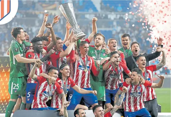  ?? EFE ?? Campeones. Correa, Thomas, Gabi, Filipe Luiz, Torres, Coke, Oblak, Griezmann, Giménez y Simeone en primera fila del festejo del Atlético.