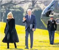  ?? ?? Postura. El presidente de EU, Joe Biden, y su esposa Jill, ayer, en el jardín de la Casa Blanca.