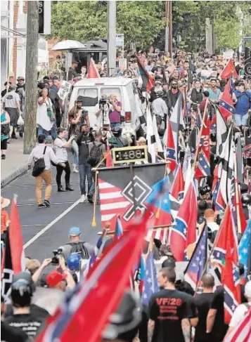  ??  ?? Neonazis protestan contra la presencia de judíos en Estados Unidos