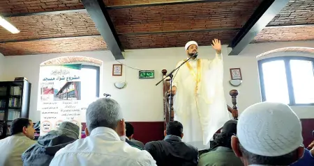  ?? (Foto Cavicchi) ?? CultoUn imam durante il momento di preghiera nella moschea con i fedeli di Brescia. Con il corso verranno approfondi­ti gli aspetti religiosi, ma anche le norme giuridiche che devono essere rispettate