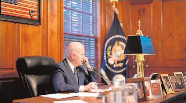  ?? // REUTERS ?? Joe Biden durante la conversaci­ón telefónica ayer con Putin desde el despacho de su casa en Wilmington (Delaware)