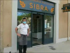  ??  ?? Fabrice Sibra devant sa belle boulangeri­e