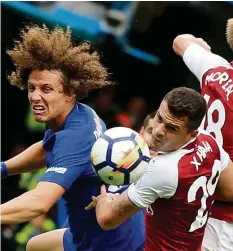  ?? AP ?? Xhaka (r.) im Zweikampf mit Chelseas David Luiz.