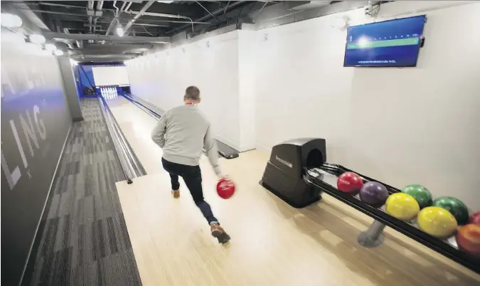  ?? PETER J. THOMPSON ?? Jeff Marshall, Scotiabank’s SVP of digital banking, uses the bowling alley at the bank’s “digital factory” in downtown Toronto.