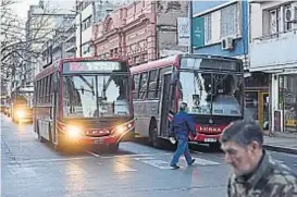  ?? (LA VOZ) ?? En riesgo. En Córdoba analizan otra suba de tarifa para el urbano.