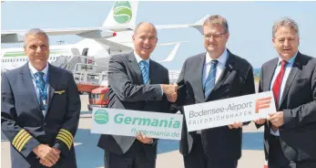  ?? FOTO: SAPOTNIK ?? Besiegeln ihre Partnersch­aft auf dem Flugfeld (von links): Germania-Kapitän Gerd Friedl, Claus-Dieter Wehr, Claus Altenburg und Andreas Humer-Hager.