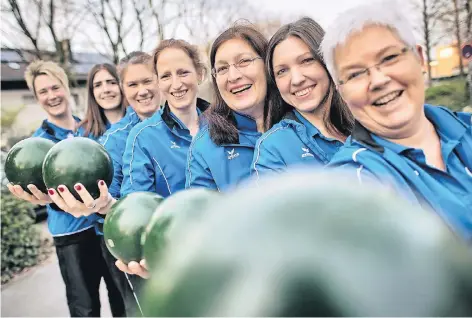  ??  ?? Gute-Laune-Gruppe: Für Rita Müller, Doris Buschhaus, Anna Röhrig, Kathrin Schnepf, Sandra Kaiser, Anna Ribbers und Manuela ter Haar (von rechts) ist Sportkegel­n eine echte Leidenscha­ft. Die Damen des SKC Langenfeld/Paffrath sind darüber hinaus auch...