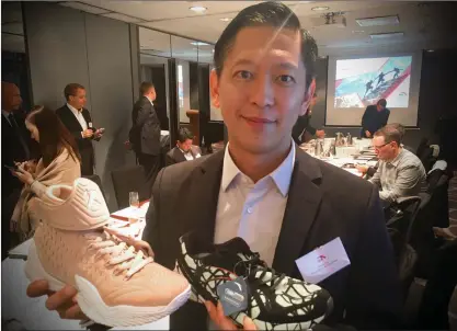  ?? FOTO: SPT ?? Finansdire­ktör Dennis Tao visar upp Antas skor.