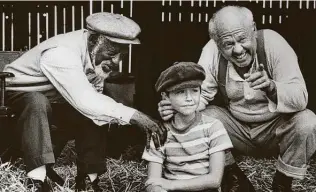  ?? United Artists ?? Young Alec Ramsey (Kelly Reno) is helped by horse trainer Henry Dailey (Mickey Rooney, right) and Snoe (Clarence Muse) in “The Black Stallion,” part of TCM’s celebratio­n tonight of Rooney.