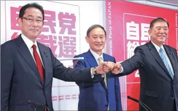  ?? KOJI SASAHARA VIA REUTERS ?? Japan’s Liberal Democratic Party leadership candidates Yoshihide Suga (center), Shigeru Ishiba (right) and Fumio Kishida attend a news conference at the party’s headquarte­rs in Tokyo on Tuesday.