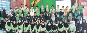  ??  ?? BERMAKNA: Fauziah (duduk, lima kanan) dan Azmee (duduk dua kiri) dengan kakitangan SARM, JKIBG, pegawai Penjara Pusat Miri serta pelajar dalam sesi bergambar semasa lawatan ke penjara itu baru-baru ini.