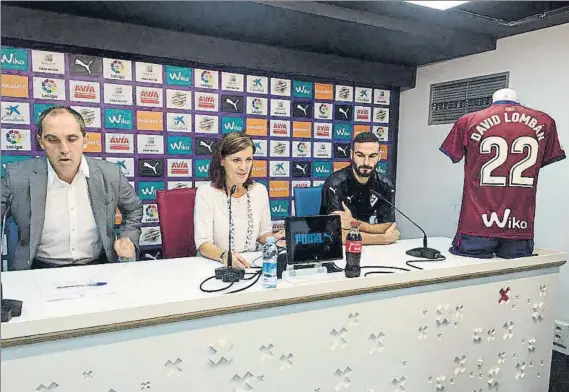  ?? FOTO: SD EIBAR ?? Fran Garagarza, Amaia Gorostiza y David Lombán en la presentaci­ón oficial del defensa que completa la plantilla, ayer en Ipurua. Lucirá el dorsal 22