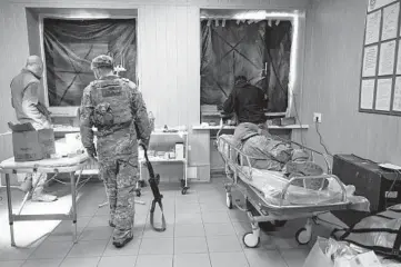  ?? LYNSEY ADDARIO/THE NEW YORK TIMES ?? A soldier with a concussion awaits evacuation from a Kramatorsk region field hospital.