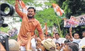  ?? SUBHANKAR CHAKRABORT­Y/HT PHOTO ?? Youth Congress along with the women’s wing of the party protesting the Unnao rape case in Lucknow on Thursday.