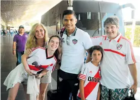 ?? WILFRED ARIAS ?? ‘Teo’ y la familia Visso Sixto en el aeropuerto de Cartagena, en febrero pasado.