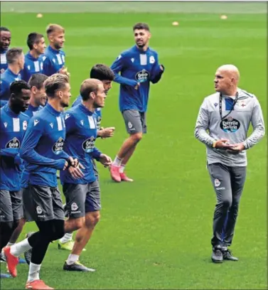  ??  ?? Luis César, hablando con sus jugadores durante el calentamie­nto de un entrenamie­nto del Deportivo.