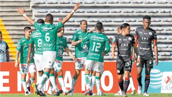  ?? MEXSPORT ?? Los jugadores de León celebran el gol de Luis Montes.