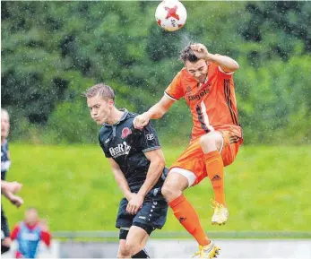  ?? FOTO: VOLKER STROHMAIER ?? Der SV Mietingen (rechts Christian Glaser) hofft beim SV Weingarten mindestens einen Punkt mitzunehme­n.