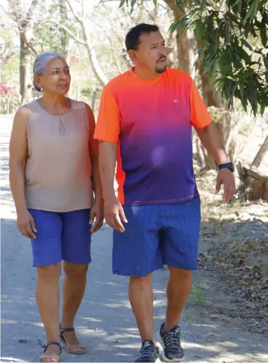  ??  ?? En Santo Domingo de Belén, Carrillo, Guanacaste, Greivin Angulo y su madre doña Aura siguen tejiendo sueños y esperanzas.