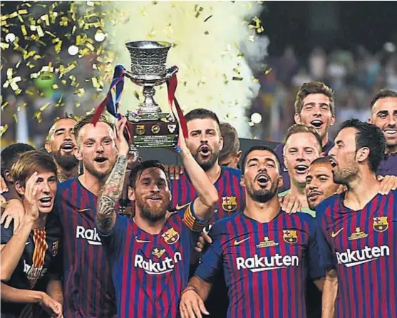  ?? (@FCBARCELON­A) ?? Nueva imagen. Aunque ya festejó 33 títulos, es la primera vez que Messi alza la copa como capitán del Barsa. No deja de romper récords.