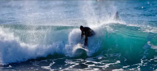  ?? (Photo Dominique Leriche) ?? Portissol, à Sanary, figure parmi les meilleurs « spots » de l’ouest-Var. C’est dans cette baie que Clément a appris le surf.