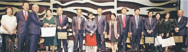  ??  ?? Henry (second left), Wendy (left) and KTS directors in a group photo after the presentati­on of tokens of appreciati­on for their service and contributi­on.