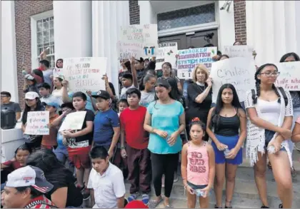  ?? / R. V. S. (AP) ?? Hijos de inmigrante­s latinos detenidos en una gran redada en Misisipi, el domingo en Canton.