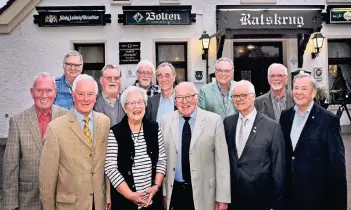  ?? RP-FOTO: MARKUS VAN OFFERN ?? Die Jubilarweh­rung beim MGV, hintere Reihe von links Wolfgang Dahms, Erwin Dietrich, Geoerg Bruckmann, Hans Heiden, Manfred Holz, Horst Gerritzen, Franz Viell, vordere Reihe von links Bruno Simmes, Walter Nielen, Marion Weise, Helmut Haal, Matthias...