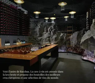  ?? ?? Voici l’antre de Bacchus. La cave à vin est creusée dans la lave brute et propose des bouteilles des meilleurs crus européens et une sélection de vins du monde.