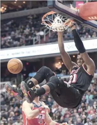  ?? AP ?? Hassan Whiteside, de los Heat de Miami, ejecuta un potente donqueo en acción del partido de anoche frente a los Wizards de Washington.