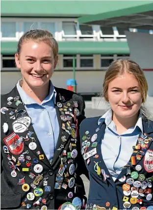  ?? PHOTO: SASA JERIC/SUPPLIED ?? Austrian exchange student Alexandra Rom, right, with fellow internatio­nal student Mikayla Huband.